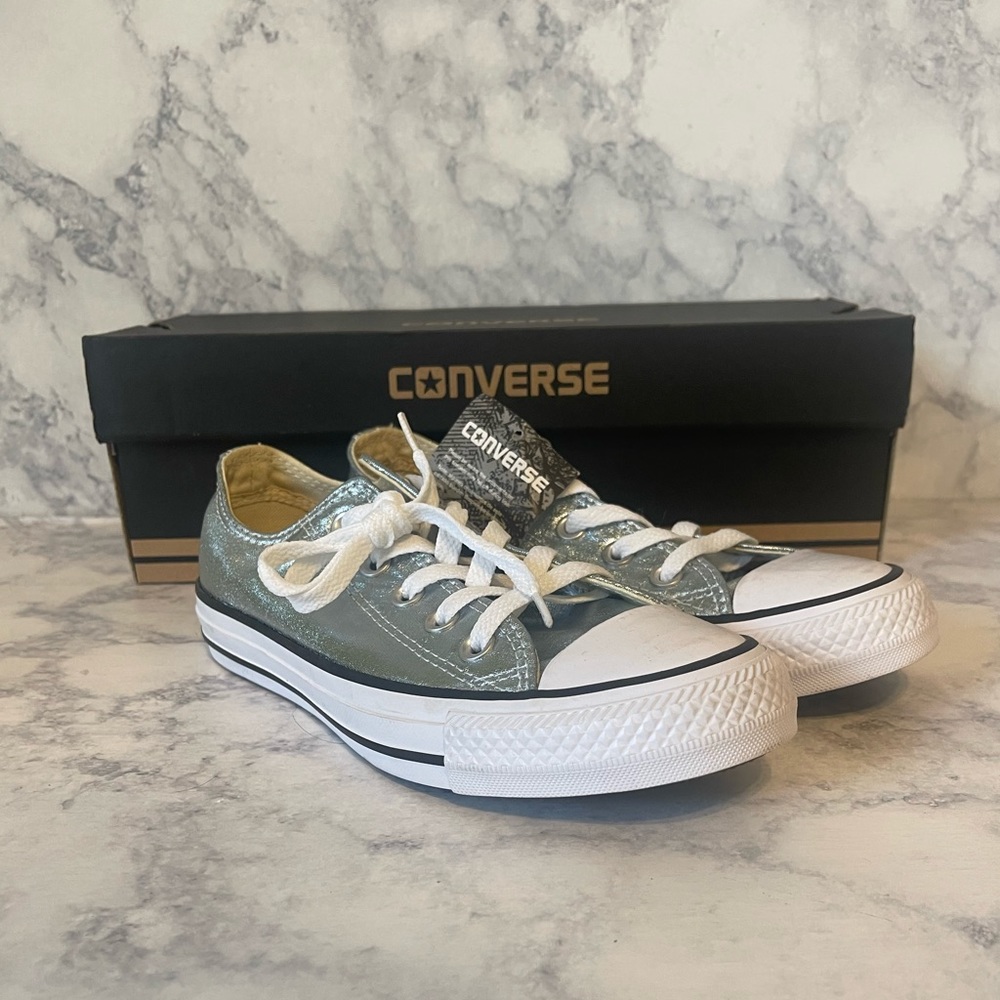 🆕✨Converse✨ Low Top Sneakers